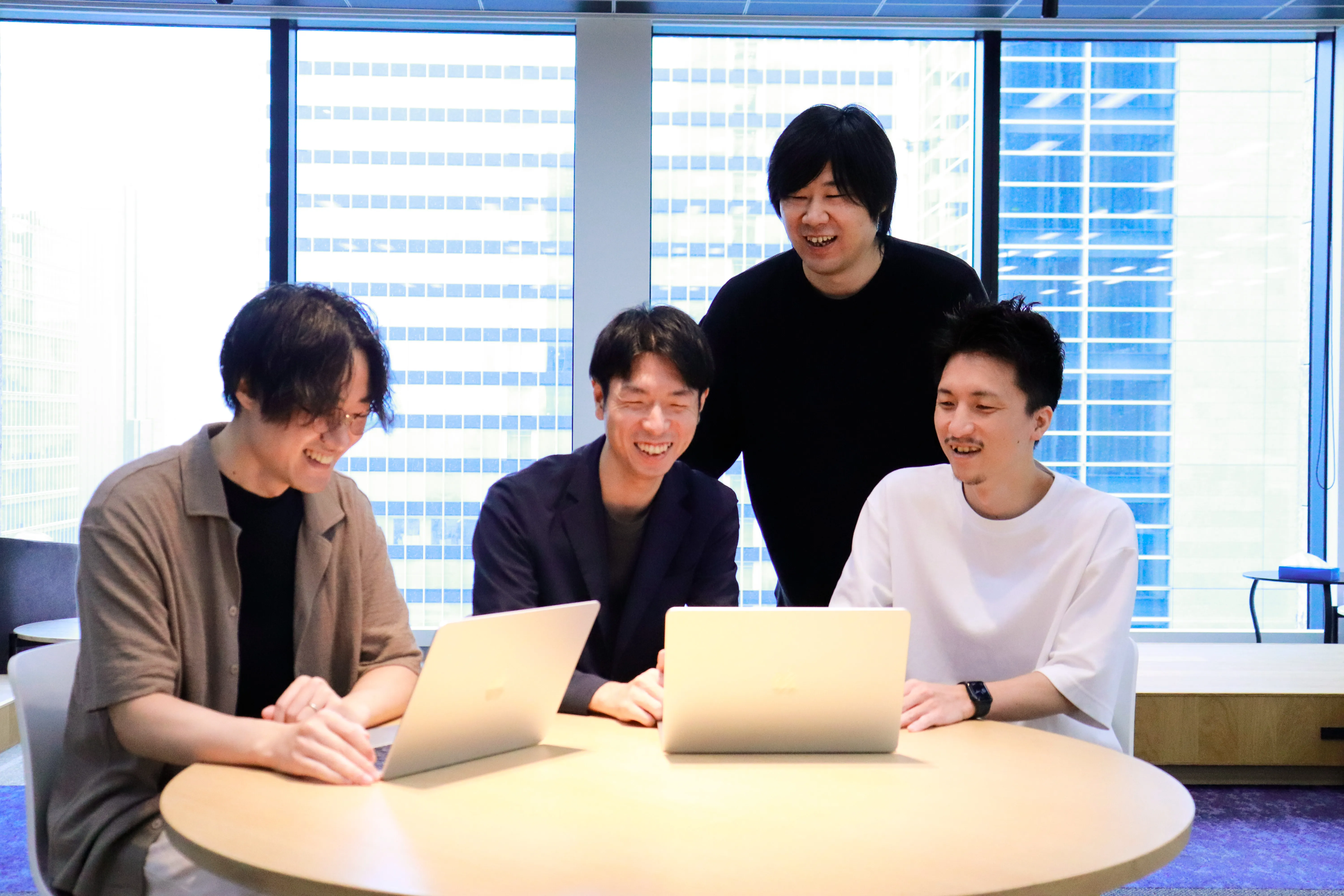 打ち合わせをするviviONのエンジニアたち
